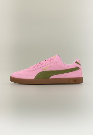 Lavtop lyserød ruskinds-sneaker med olivengrøn stribe og brun gummisål, mærket med Puma-logo på siden og hælen.
