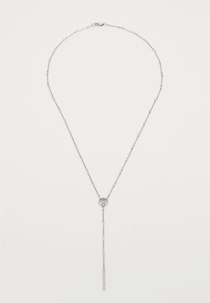 Jemná strieborná reťazová náhrdelník s kruhovým príveskom a vertikálnym prúžkom zdobeným malými kryštálmi visiaci zo stredu.