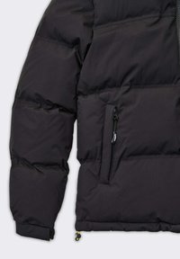 Giacca imbottita nera con texture trapuntata, dotata di tasca laterale con cerniera e coulisse regolabili sull'orlo e sui polsini.