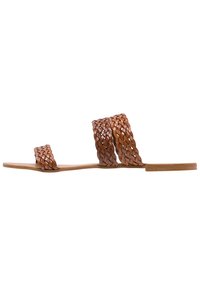 Sandali slide in pelle intrecciata marrone con due fasce larghe e suola piatta. I motivi testurizzati migliorano la presa e il comfort. Design minimalista.