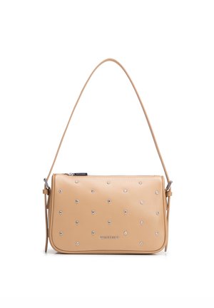 Bolso de hombro de cuero beige con pequeñas tachuelas plateadas y cierre de cremallera, equipado con una sola correa y el logo "Wittchen" en el frente.