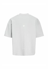 T-shirt oversized grigio chiaro in tessuto morbido, con maniche corte e un piccolo logo del sole sulla schiena. Tessuto liscio, vestibilità rilassata.