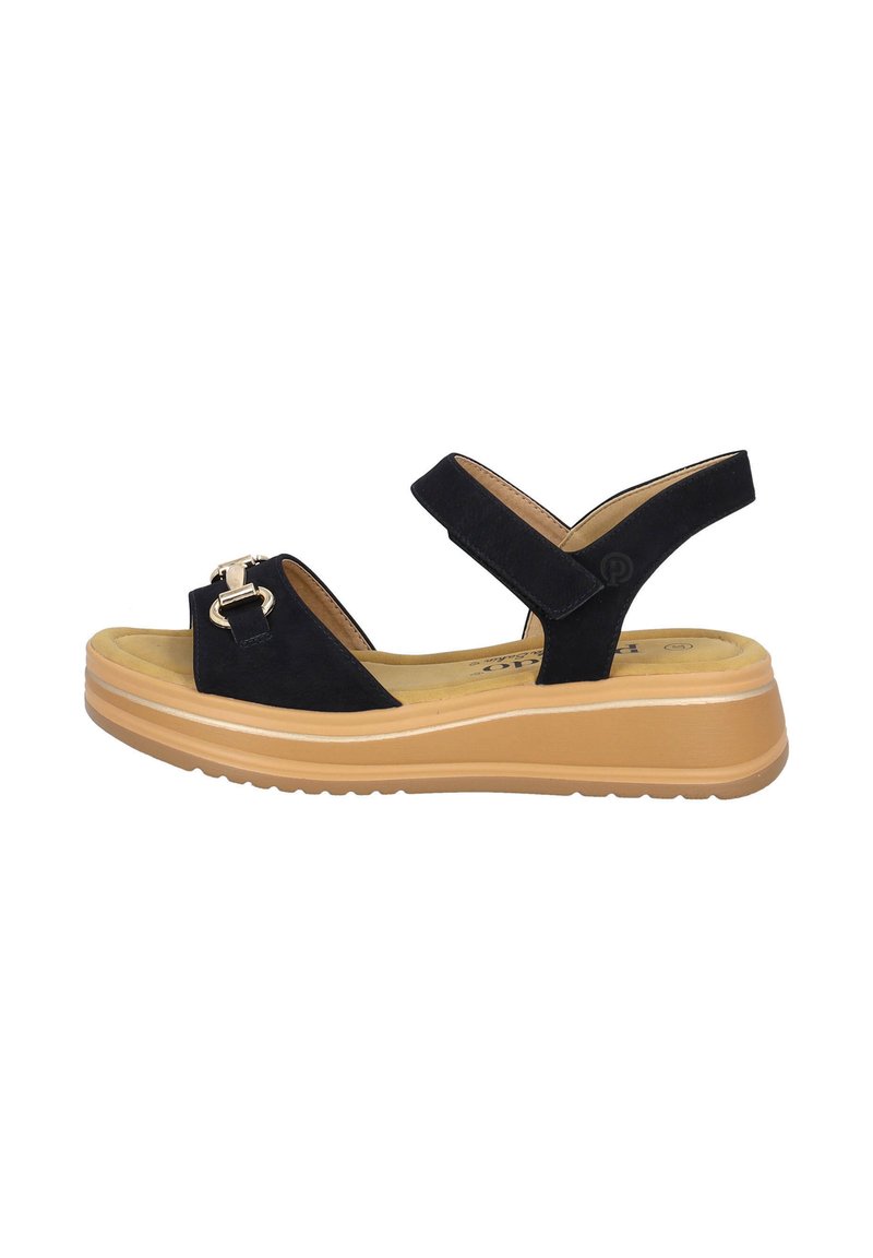 Sandali in suede nero con punta arrotondata, dettaglio con fibbia dorata e cinturino regolabile. Presentano una suola a piattaforma spessa color fango con fondo testurizzato.