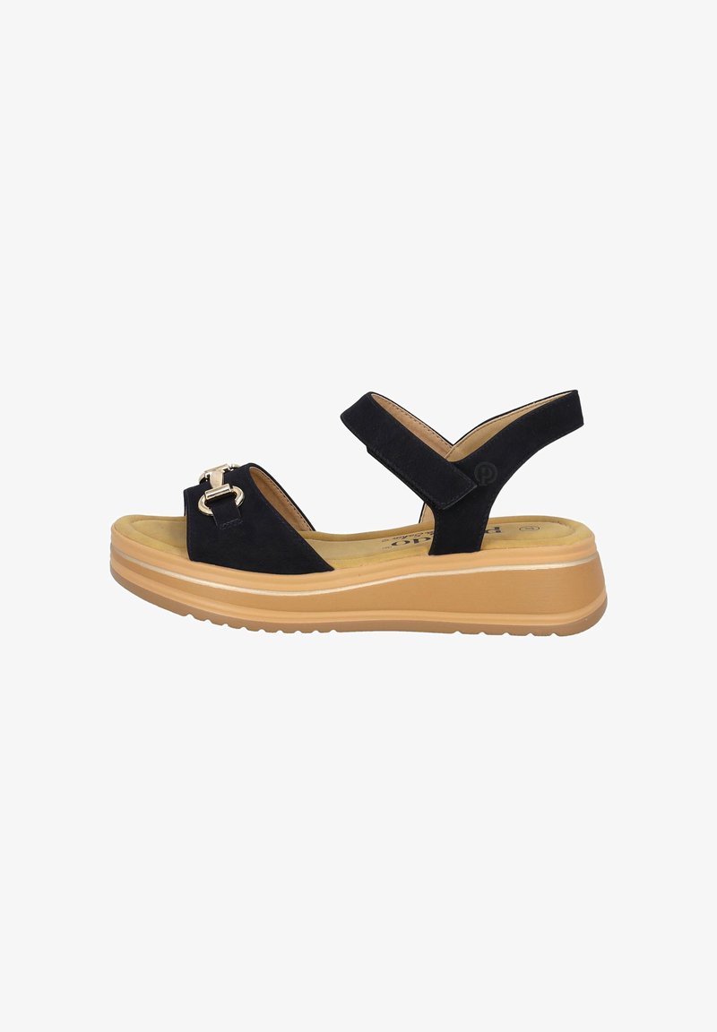 Schwarze Wildledersandalen mit runder Zehenpartie, einem goldenen Schnallen-Detail und einem verstellbaren Riemen. Sie haben eine braune, dicke Plattformsohle mit strukturiertem Boden.
