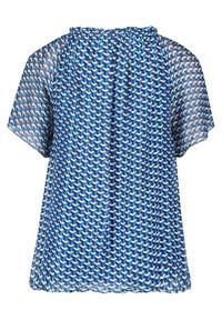 Modrá vzorovaná blůza s krátkým rukávem a nařaseným výstřihem. Vyrobená z lehkého materiálu s geometrickým vzorem v různých odstínech modré.
