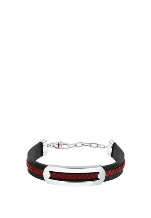 Bracciale in pelle intrecciata nero e rosso con piastra metallica argento e chiusura a catena regolabile su sfondo bianco.