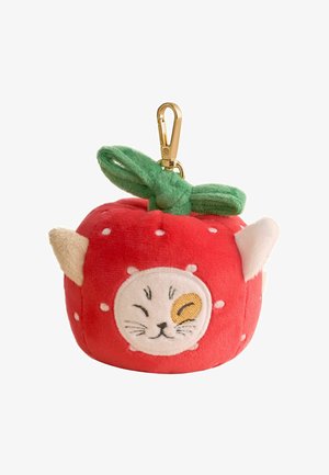 Czerwony pluszowy woreczek w kształcie truskawki z wyszywaną twarzą kota, zielonymi liśćmi, beżowymi uszami kota i złotym karabińczykiem do kluczy.
