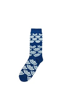 Marineblå sokker med et tekstureret design, der har hvide bølgemønstre. Den bomuldsblanding giver blødhed og komfort. Standard længde til anklerne.