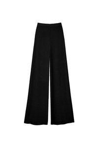 Pantalons larges noirs avec une taille haute, fabriqués en tissu doux, arborant un design plissé et une texture lisse. Aucun matériel ou accent visible.