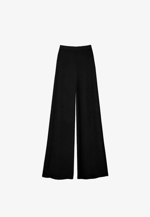 Pantalones de pierna ancha negros con una cintura alta, hechos de una tela suave, que presentan un diseño plisado y una textura lisa. Sin herrajes ni acentos visibles.