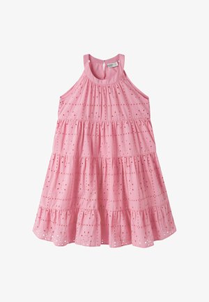 Ermeløs rosa kjole med lag og blomstrete hull, høy rund hals og knappelukking bak for jenter.