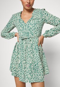 Glamorous LONG SLEEVE WRAP DRESS WITH V NECK - Vestido de dia - green cream leopard