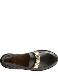 Sort læder loafers med en guldkæde accent over forfoden. Har rund tå og polstret indersål for komfort. Flad gummisål.