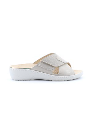 Sandalo beige slip-on con suola imbottita e due larghe fasce sovrapposte, caratterizzato da una parte superiore testurizzata e da una soletta traforata per la traspirabilità.