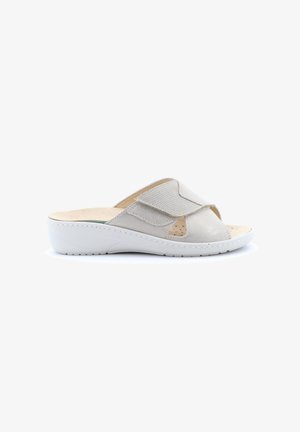 Sandalo beige slip-on con suola imbottita e due larghe fasce sovrapposte, caratterizzato da una parte superiore testurizzata e da una soletta traforata per la traspirabilità.