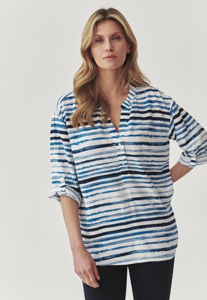Camisa de corte holgado con rayas horizontales en azul, negro y blanco. Tejido suave, diseño sin cuello y mangas enrolladas.