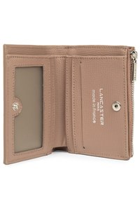 Portafoglio in pelle beige con superficie testurizzata, dotato di scomparti per carte, una finestra trasparente per l'ID, chiusura a scatto e scomparto con zip.