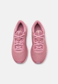 Scarpe sportive rosa con un esterno in rete traspirante, punta arrotondata e lacci piatti. Presentano una soletta imbottita e una suola flessibile.