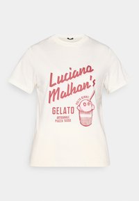 Kreminės spalvos medvilninis marškinėlis su raudonu grafinio teksto dizainu "Luciano Malhon's Gelato" ir iliustracija su gelato puodeliu.