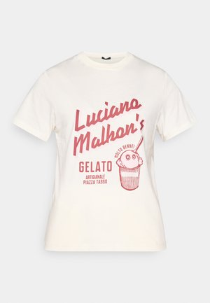 Kremasto pamučna majica s crvenim grafičkim tekstom "Gelato Luciano Malhon", uključujući ilustraciju čaše s gelatom.