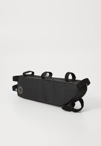 Sac rectangulaire noir en tissu texturé, avec plusieurs poignées de transport et un logo circulaire. Il possède une fermeture éclair et une poche en mesh.