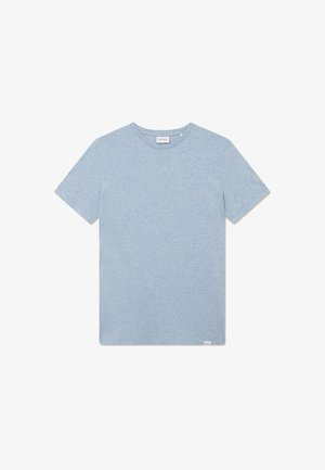 Svetlomodré tričko s krátkymi rukávmi vyrobené z jemnej látky, so štvorcovým výstrihom, diskrétnym logom na hrudi a voľným strihom.