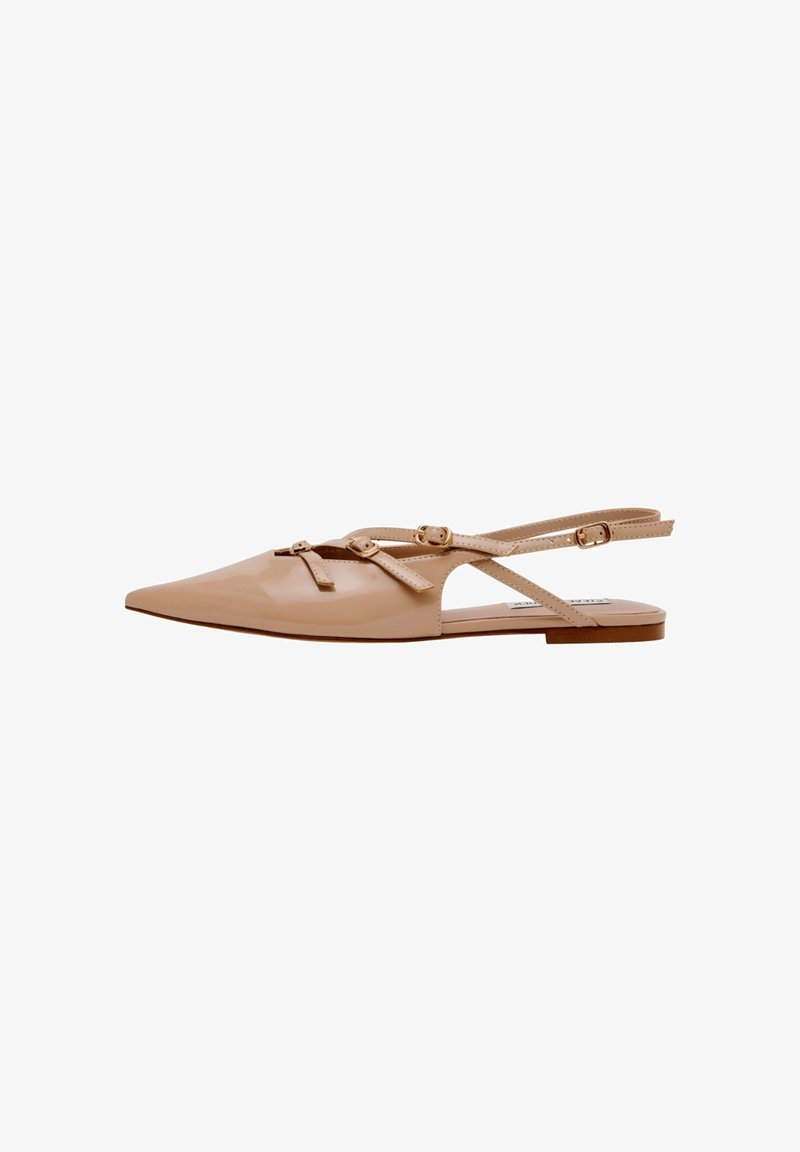 Ballerine pointue en cuir verni beige avec trois brides ajustables et une bride arrière à boucle.