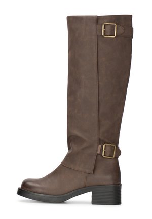 Bottes hautes jusqu'au genou en similicuir marron avec un talon plat, dotées d'une boucle latérale en accent et d'une texture lisse. Design droit sans motifs visibles.
