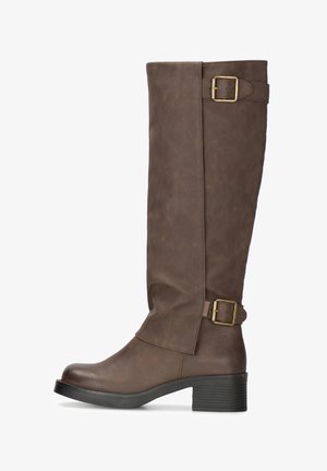 Bottes hautes jusqu'au genou en similicuir marron avec un talon plat, dotées d'une boucle latérale en accent et d'une texture lisse. Design droit sans motifs visibles.