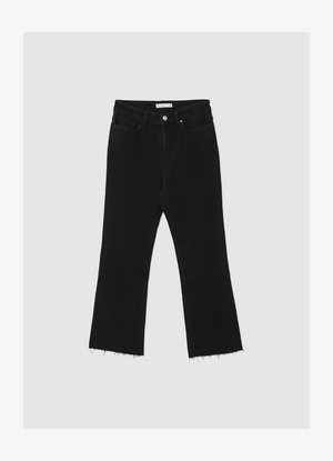 Jeans en denim noir avec une taille haute, des jambes droites et un ourlet brut. Comprend des poches avant et une fermeture à boutons.