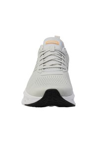 Světlé šedé běžecké boty s prodyšným síťovaným svrškem, s šedými tkaničkami, kontrastním oranžovým logem a černou gumovou podrážkou.