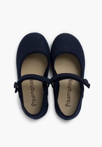Marineblaue Canvas-Mary-Jane-Schuhe mit runder Zehenpartie, Knöchelriemen und Druckknopfverschluss; strukturierter Stoff und beiger Innensohle.
