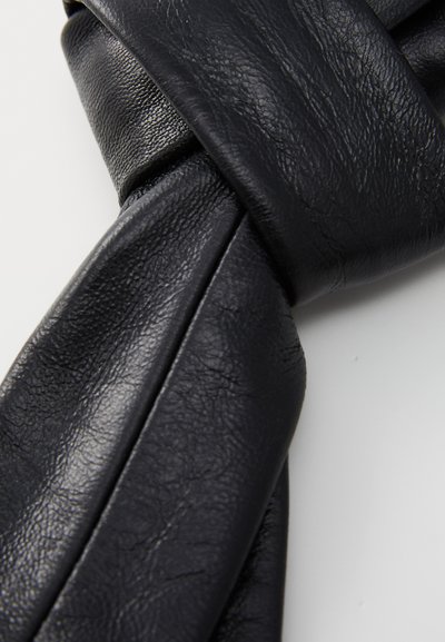 Zwarte leren accessoire, met een gedraaide vormgeving en een gladde, gestructureerde oppervlakte met een zachte glans. Gedetailleerde stiksels accentueren de randen.