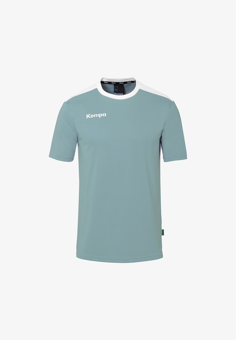 T-shirt de sport gris clair avec des accents blancs, fabriqué en tissu lisse. Il présente un col ras du cou et un logo imprimé sur le devant.