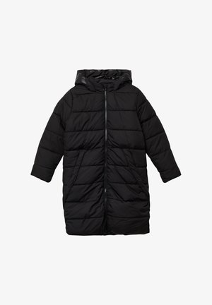 Lang zwarte pufferjas gemaakt van gewatteerde stof, met een capuchon, ritssluiting en zijzakken. Soepele textuur met een glanzende afwerking.
