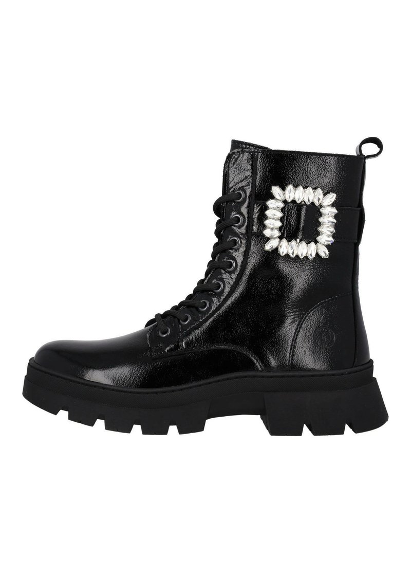 Botas de combate negras de charol con cordones y suela gruesa, que cuentan con un detalle decorativo de hebilla de rhinestone en el lateral.