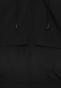 Czarna kurtka z kapturem, z suwakiem z przodu, detalami ze sznurkiem oraz fakturowaną tkaniną z widocznymi liniami szwów.