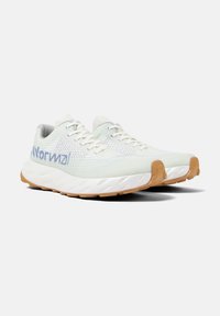 Lichte hardloopschoenen in wit en mintgroen met een geript breipanel, voorzien van een gumrubberen buitenzool en een blauwe logo aan de zijkant.