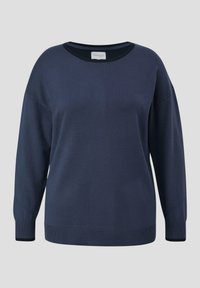 Granatowy sweter z okrągłym dekoltem, opadającymi ramionami oraz ściągaczami przy mankietach i dolnej krawędzi. Wykonany z gładkiego materiału o teksturowanym wykończeniu.