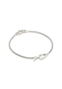 Bracciale in argento con un design a maglie piatte e una chiusura a forma curva, simile a un gancio, con una texture liscia.