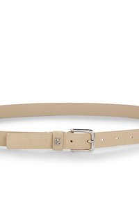 Ceinture en cuir beige à texture lisse, dotée d'une boucle en métal argenté et d'un accent logo. Plusieurs trous pour un réglage ajustable.