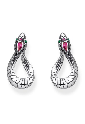 Orecchini d’argento a forma di serpente con occhi verdi e pietre rosa a forma di lacrima sulle teste, con dettagli incisi lungo i corpi.