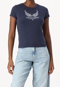 T-shirt attillato blu navy realizzato in cotone, con maniche corte, caratterizzato da un design in strass argentati di ali e testo sulla parte anteriore.