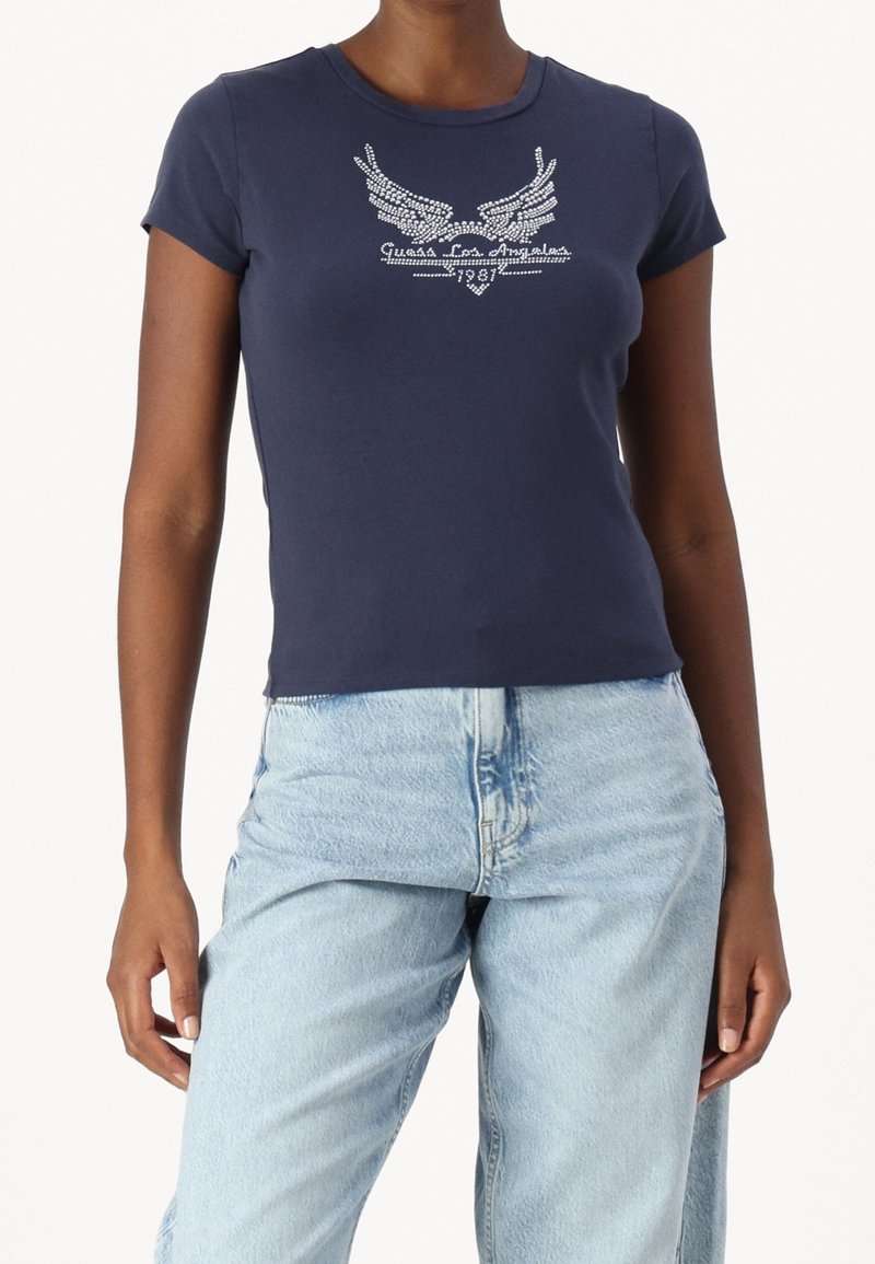 T-shirt attillato blu navy realizzato in cotone, con maniche corte, caratterizzato da un design in strass argentati di ali e testo sulla parte anteriore.