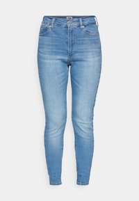 Jeans ajustados en denim azul claro. Incluyen una cintura alta, cinco bolsillos y un ligero desvanecimiento en las piernas para darle textura. Sin herrajes visibles.