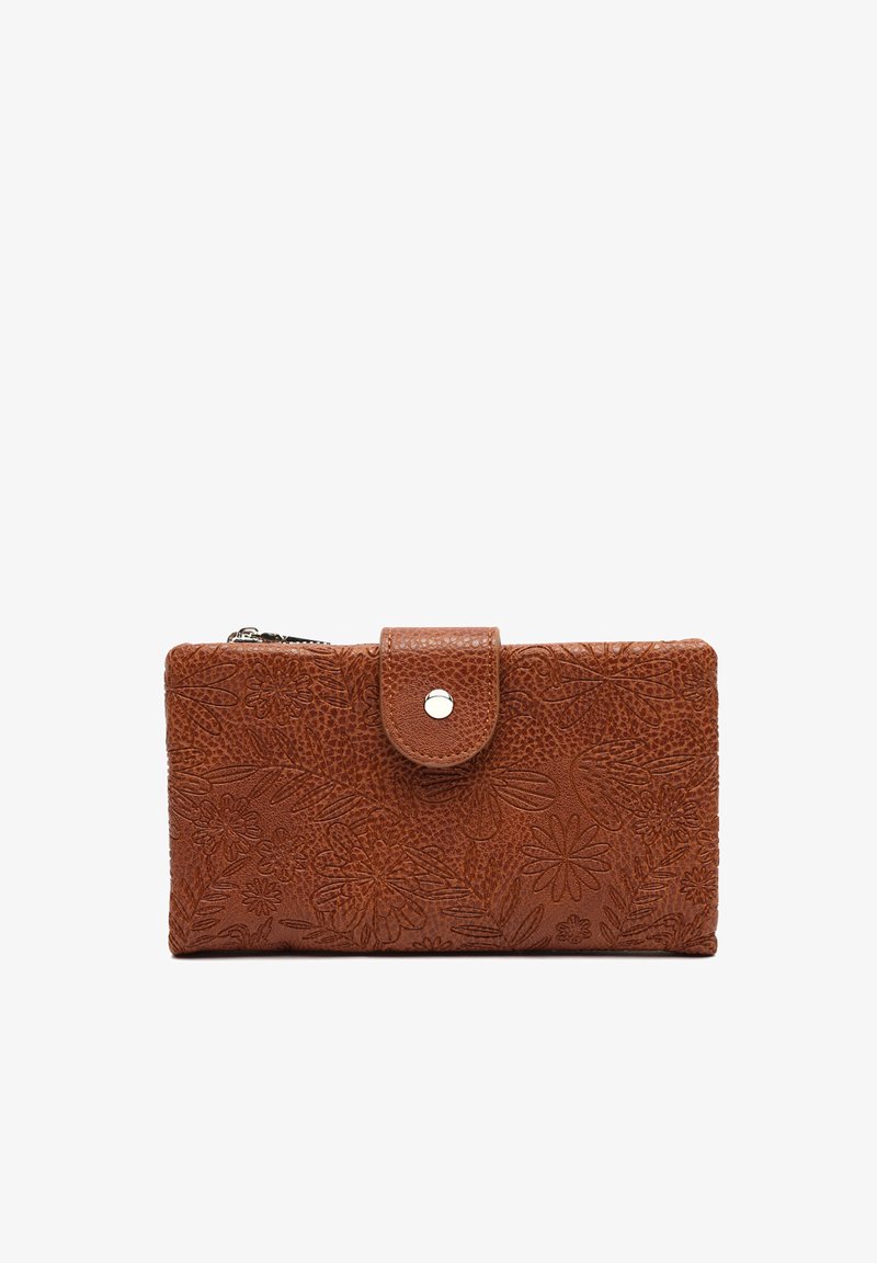 Smeđa kožna novčanik s utisnutim cvjetnim uzorkom, s kopčom na pukotinu i zatvorenim odjeljkom. Pravokutnog oblika s teksturiranom završnom obradom.