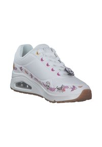 Weiße Sneaker mit grafischen Designs von Totenköpfen, Tieren und Blättern. Verfügt über rosa Ösen und eine gepolsterte Sohle mit sichtbarem Luftpolster.