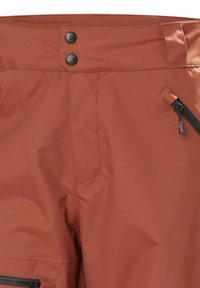 Roodkleurige broek van glad, waterafstotend materiaal, met twee knopen bij de taille, een zijzak met ritssluiting en een minimalistisch ontwerp.