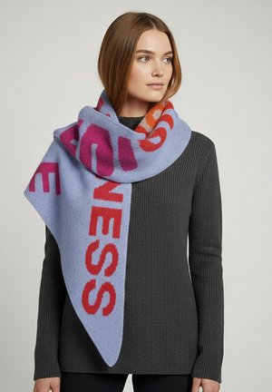 Hellblau gemusterter Schal mit großen roten und orangefarbenen Schriftzügen, aus weichem Strickmaterial, stilvoll um den Hals drapiert.