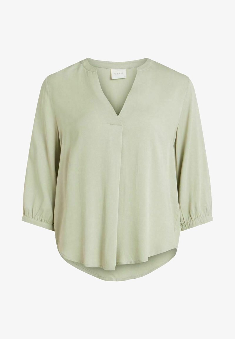 Ljusgrön blus med V-hals, trekvartslång ärm med rynkade manschetter och en rundad nederkant för en avslappnad passform. Slät, mjuk textur.
